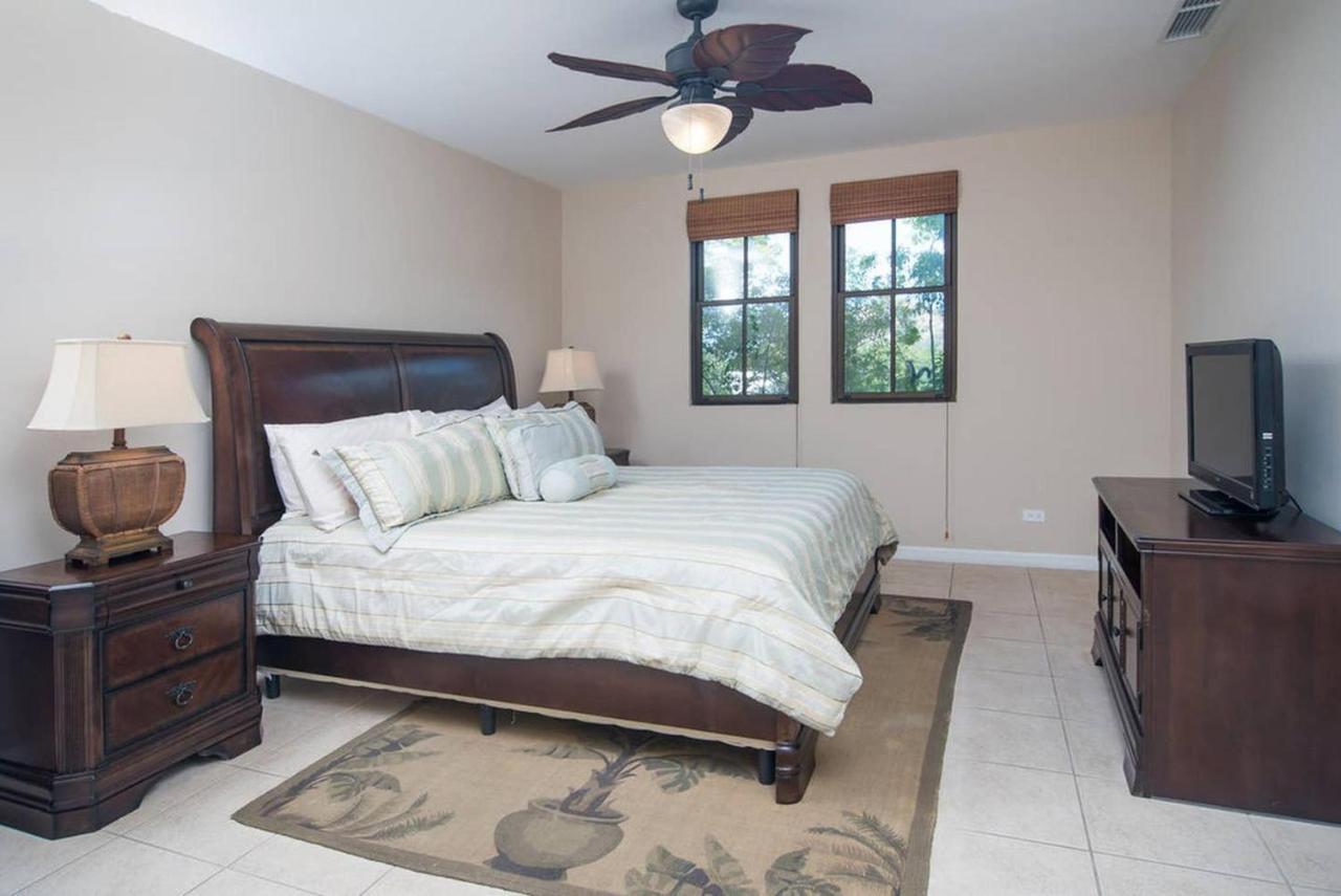 Dazzling End Unit In With Lots Of Windows And Light Sleeps 8