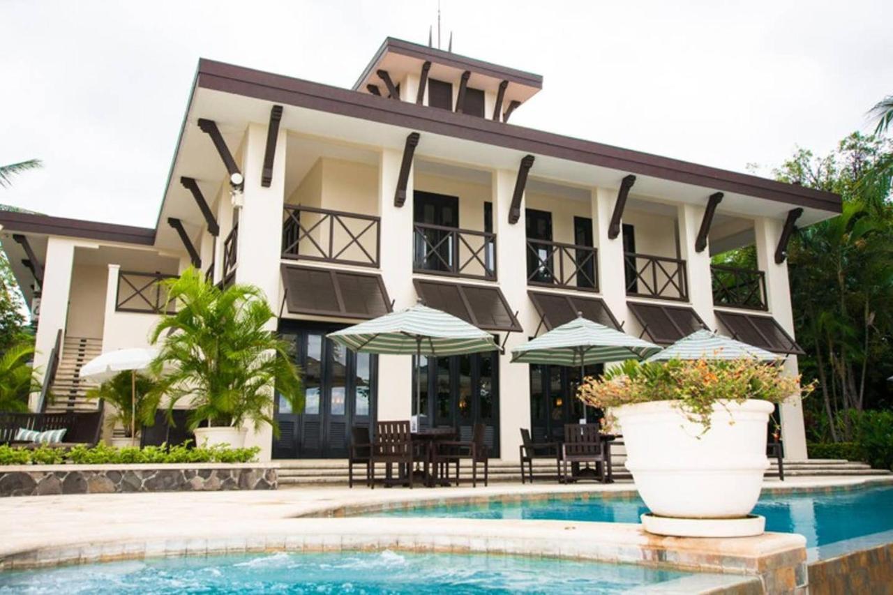 Dazzling End Unit In With Lots Of Windows And Light Sleeps 8