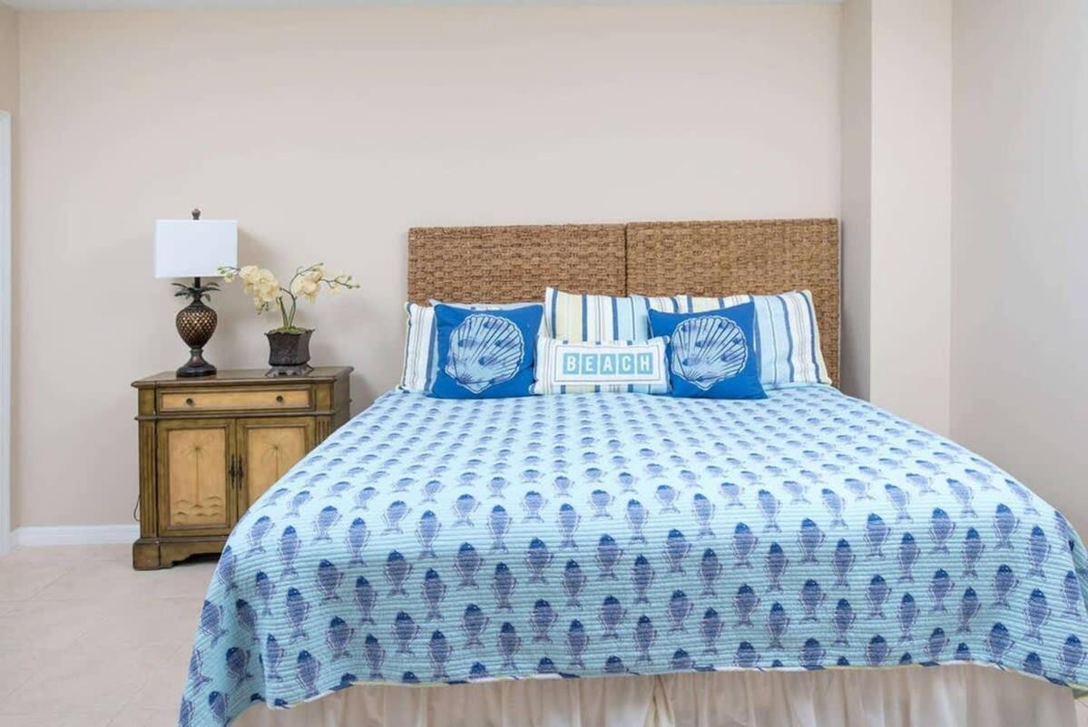 Dazzling End Unit In With Lots Of Windows And Light Sleeps 8