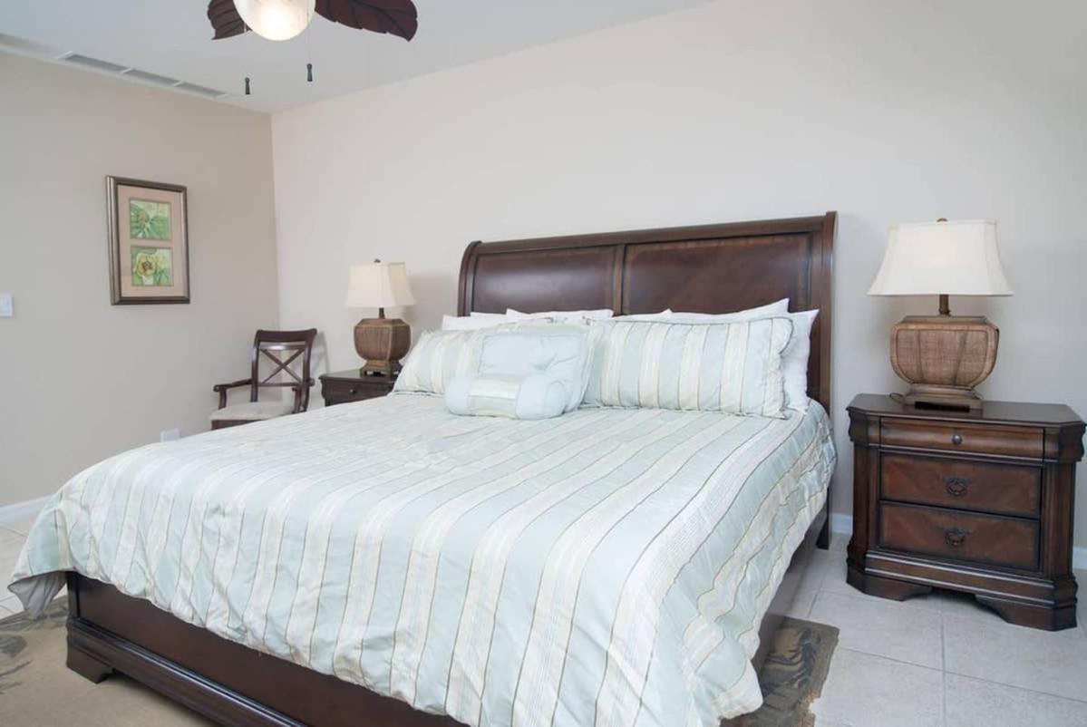 Dazzling End Unit In With Lots Of Windows And Light Sleeps 8 Coco