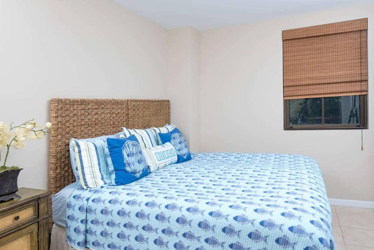 Dazzling End Unit In With Lots Of Windows And Light Sleeps 8 Сasa de vacaciones *
