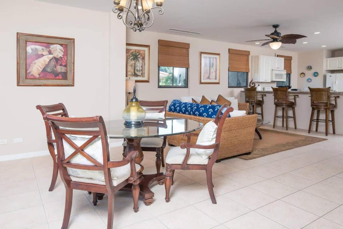 Dazzling End Unit In With Lots Of Windows And Light Sleeps 8 Сasa de vacaciones Coco